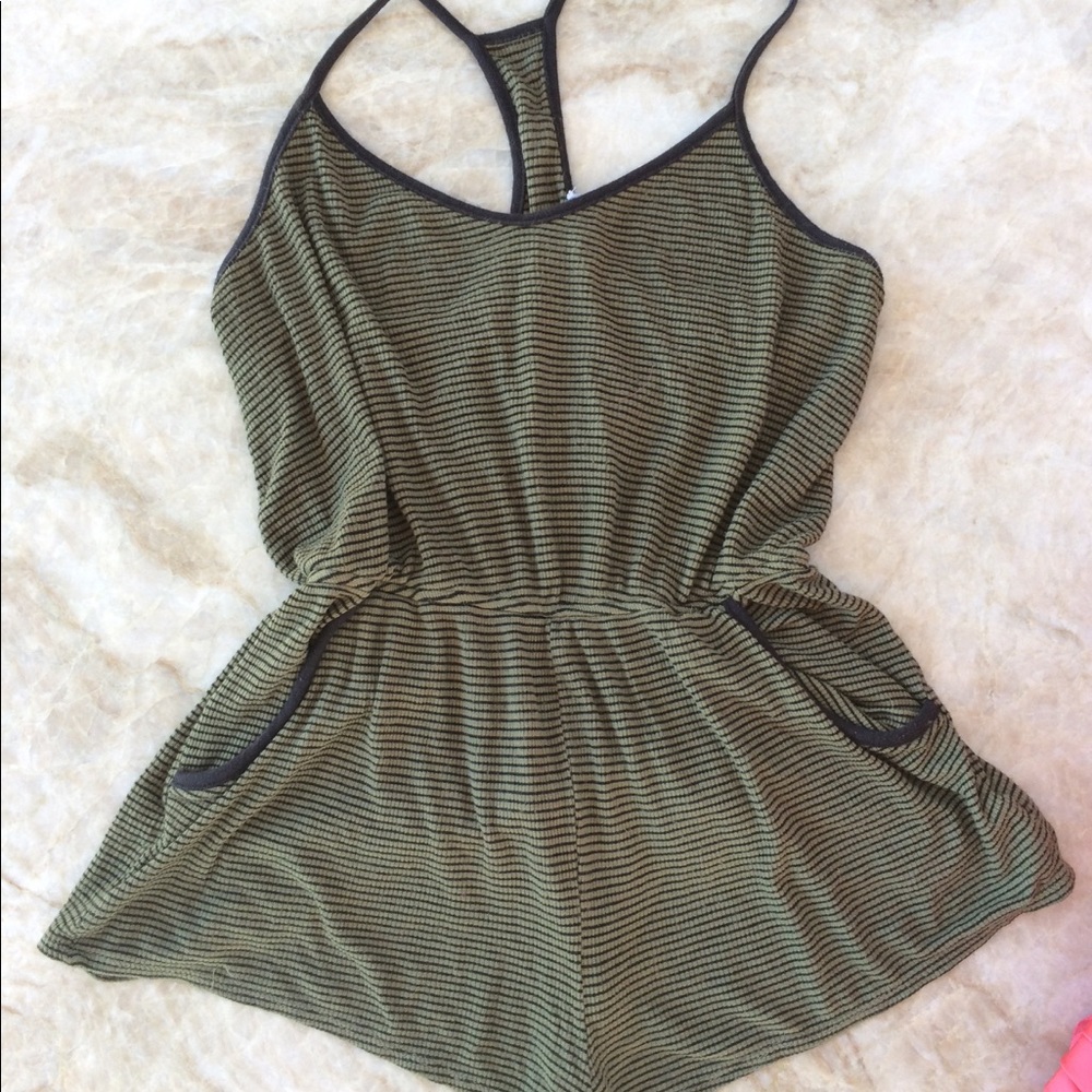 Easy stretchy UO Romper with Pockets!